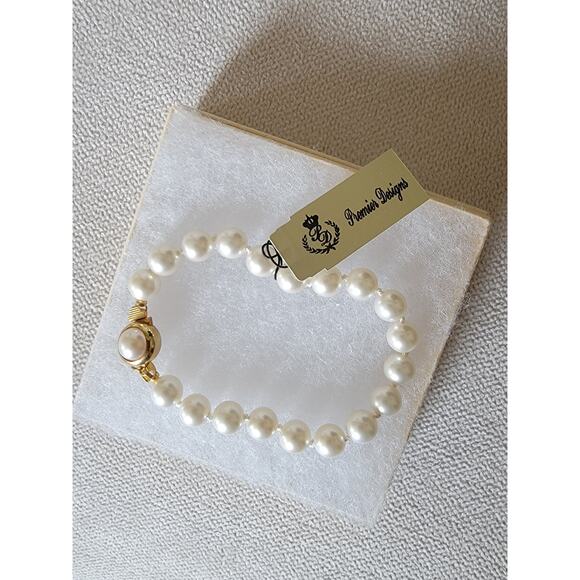 Premier Designs "Countess" - Vintage-Inspired Faux Pearl Bracelet - Picture 1 of 6